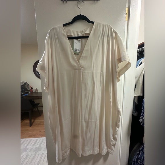 H&M Dresses & Skirts - H&M Cream V-Neck Tunic Dress